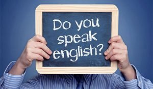 Alumno con cartes de cursos de ingles en el exterior